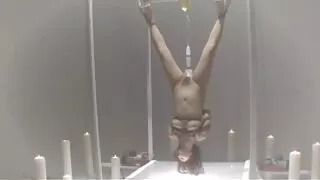 Skank affamé de sperme participe à une folle aventure sexuelle de gangbang