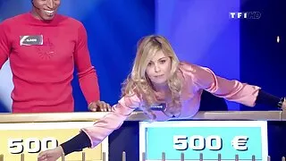 Skanky salope à tête noire baise passionnément sur un canapé