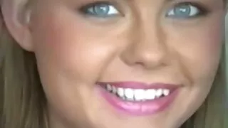 Une mignonne japonaise souriante aux cheveux courts se vante de ses fous et de ses fesses