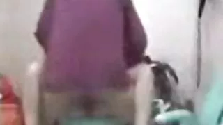 Une mignonne blonde qui met l'eau à la bouche perce sa chatte avec ses doigts