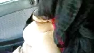 Coq salope affamée avec de petits seins sait comment faire une bonne pipe