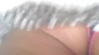 Kinky rétro nympho brune offre une délicieuse bite avec une belle pipe