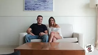 Cette salope sait utiliser sa langue percée et elle aime le sexe par derrière