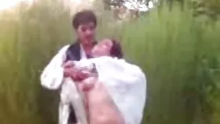 Salope aux longues jambes jouant avec une fausse bite noire sur une table en verre