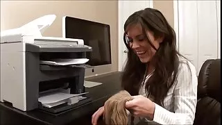 Une nymphe asiatique chaude en talons hauts suce une grosse bite noire
