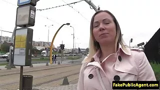 Cette mamie excitée n'a pas perdu son intérêt pour la grosse bite noire de son voisin