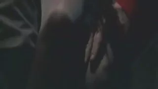 Appétissante brune aux longues jambes et aux cheveux raides va en solo avec un jouet