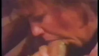 Skank maigre en manque de sperme aime le sexe pervers et brutal en position de levrette