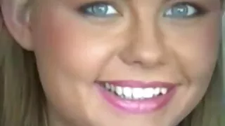 La blonde aux yeux bleus Casey Cumz suce et lèche les couilles
