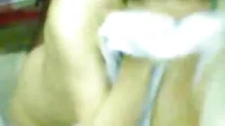 Ebony chick ne peut tout simplement pas enlever sa bouche de la grosse bite de ce mec