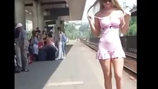Séduisante brune bronzée et aux gros seins chatouille un peu sa chatte