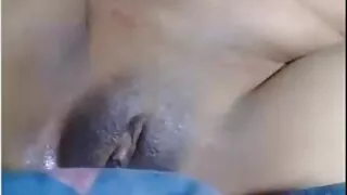 Merveilleuse petite amie asiatique rigole en chevauchant la bite de son petit ami