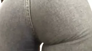 Belle minx latina avec des lignes de bronzage sexy a des relations sexuelles à midi