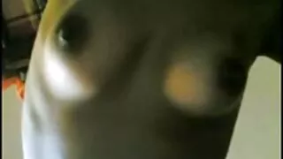 Bootyful brunette miel se fait brutalement baiser par derrière