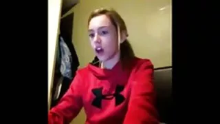 La superbe salope polyvalente Kylah Renee saute sur une grosse bite avec joie