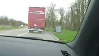Une ado brune mignonne et naturelle utilise un jouet rose pour polir sa fente affamée