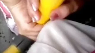 Cette camgirl badass adore utiliser différents objets en forme de pénis