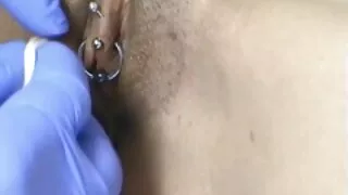 Une fille ébène salope en bas résille joue avec la bite de son petit ami