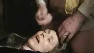 Une ado aux cheveux bruns suce et chevauche la bite comme un pro