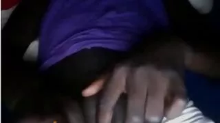 Une pute brune aux gros seins fait une pipe d'enfer à son petit ami