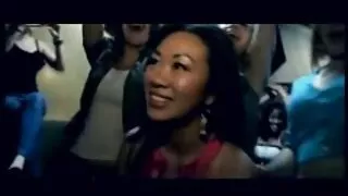 Un mec fou de sexe mange la chatte de sa copine comme un patron puis baise sa chatte durement