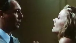Cette nympho mince est vraiment excitée et elle sait comment bercer une bite dure