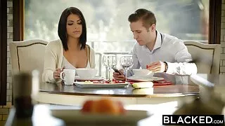 Cette magnifique nana noire en bottes hautes se fait étirer l'anus