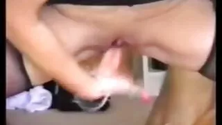 Une charmante fille flirte avec son petit ami et lui fait une pipe