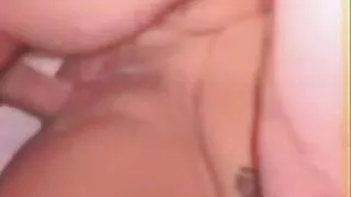Une fille gâtée se fait fouetter le cul par le surveillant de la prison dans la scène BDSN