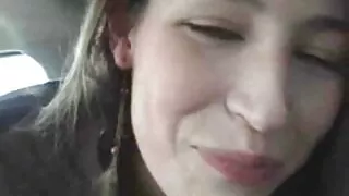 La salope brune vorace Sarah se fait prendre en double pénétration