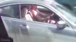 Un policier transexuelle en bas résille baise son esclave par derrière