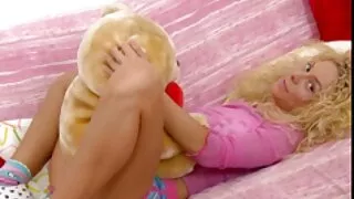 Belle brune aux gros seins est douée pour les fellations