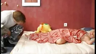 Une étudiante suce une bite et obtient un soin du visage