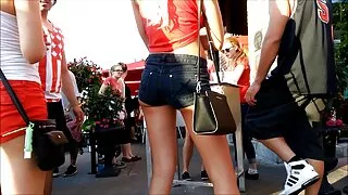 Ce pauvre mec n'est rien de plus que les meubles de sa maîtresse aux gros seins