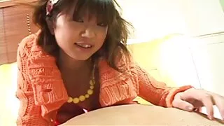 Une brune incroyablement chaude avec de petits seins fait une belle pipe à son amant