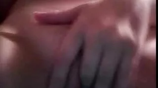 Charmante fille japonaise aux cheveux noirs se masturbe avec un jouet sexuel