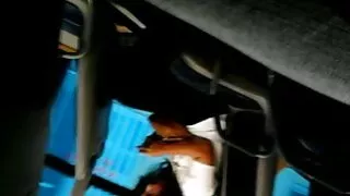 Une brune aux cheveux bouclés suce et se fait bouffer la chatte