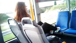 Une pute brune se fait défoncer la chatte humide par derrière