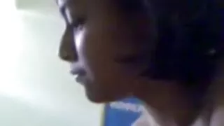 Ce mec se fait adorer la bite par deux nanas chaudes directement dans sa voiture