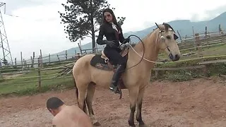 Une brune sursexée lèche des noix et avale un poteau juteux debout sur les genoux