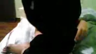 Un mec en chaleur fait bon usage de ses doigts dans cette scène de sexe sensuelle
