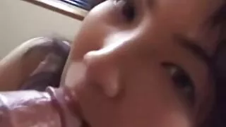 Une fille sexy et impertinente se fait défoncer en position de levrette