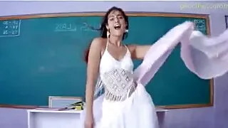 Sara Hide frappe un étalon brune et met ses seins sur son visage