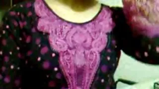 Belle nana aux petits seins pointus se fait frotter la chatte par son masseur