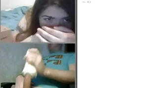 La milf rousse Ilana fait une pipe à un jeune mec