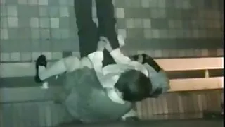Frisky teen chick est baisée dans le noir