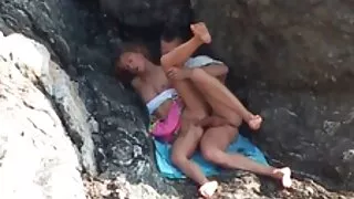 Keanni Lei, une salope asiatique accro au sperme, fait une pipe bâclée à son amant