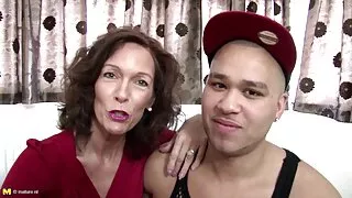 Bombasse brune avec de jolis juggs adore sucer une délicieuse sucette