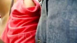 Deux jeunes mannequins lesbiennes séduisantes se font baiser par un beau photographe