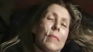Adorable sexpot blonde donne à son amant la meilleure pipe de sa vie